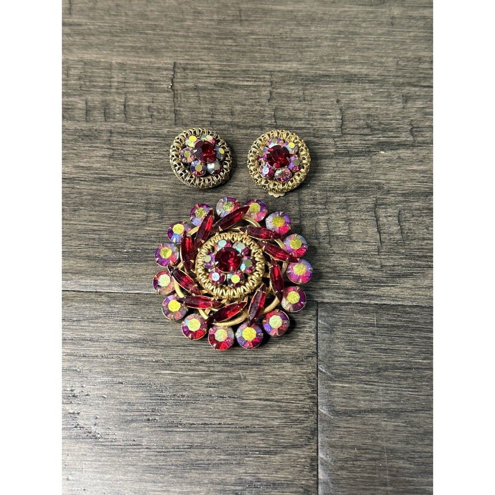 Vintage Gold tone Red Rhinestone Starburst Pin Brooch And Clip On Earrings Set